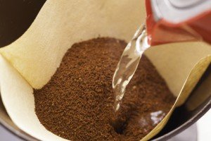 Wasser, Äste, billige Bohnen – was versteckt sich im Kaffee?