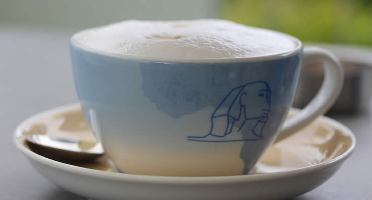 Cafe au Lait französischer Milchkaffee mit Dampf Milch